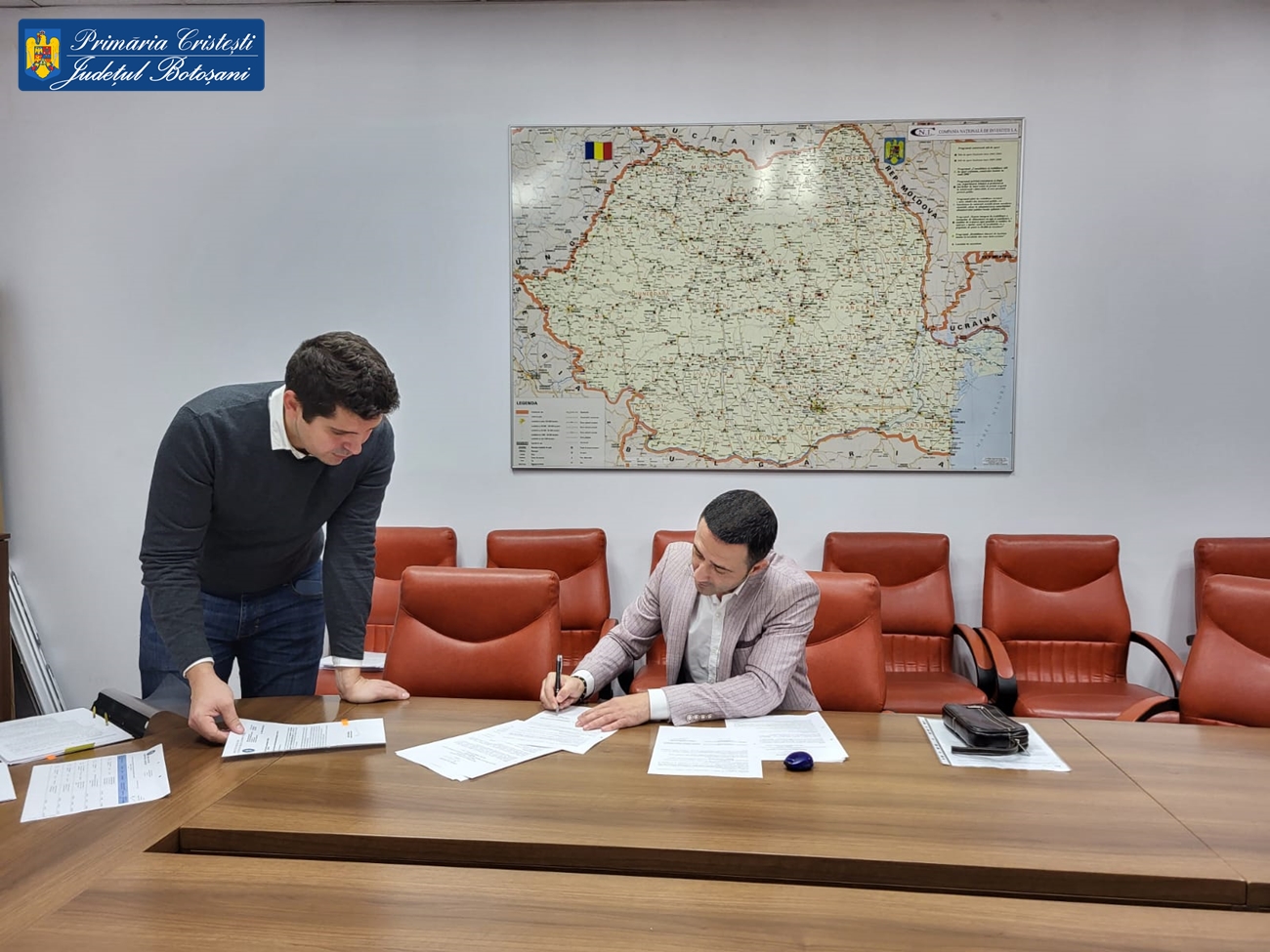 S-a semnat contractul pentru renovarea sediului Primariei Cristesti!